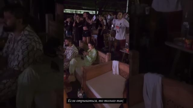 Ксения #бородина и парень на заднем фоне отрываются  #юмор #music #ведущая