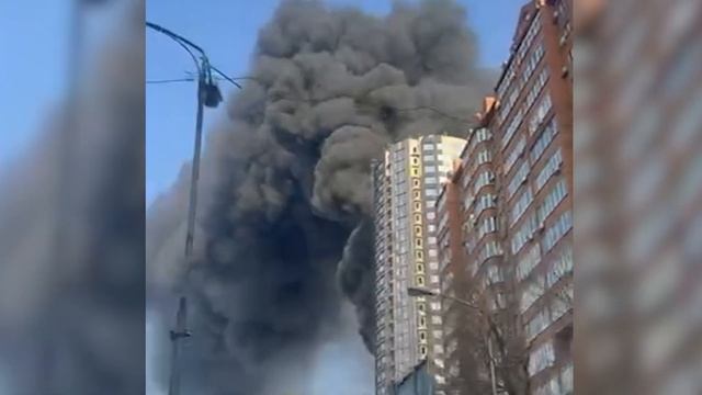 Во Владивостоке в районе Дальпресса загорелся 17-летний долгострой.