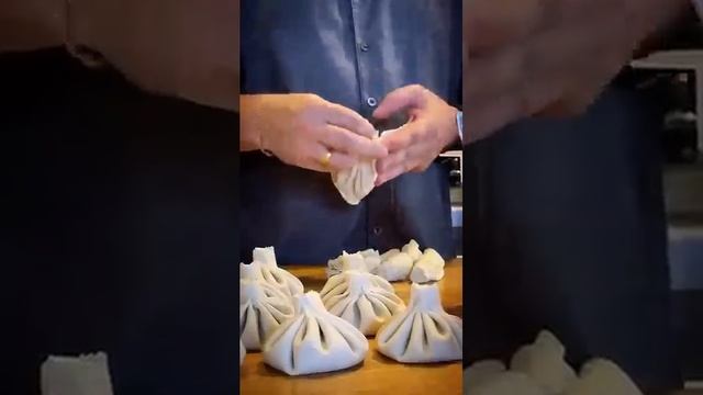 Как готовят хинкали профессиональ