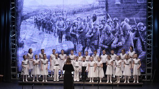 Муз. Л. Сибирцевой сл. Ю.Сухова "Поведай ты мне о войне"