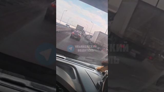 Из-за возгорания машины скорой помощи на президентском мосту образовалась пробка