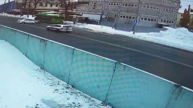 Момент ДТП с пассажирским автобусом в Южно-Сахалинске попал на камеру