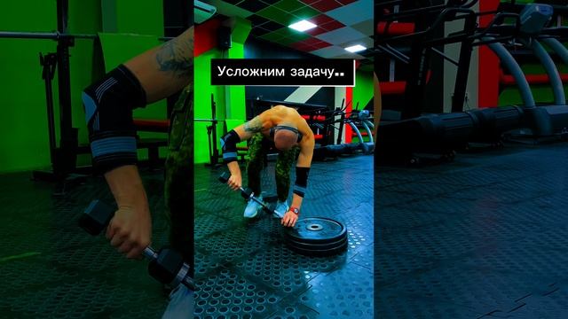 Отжимания на гантелях. Челлендж #спорт #sports #workout #shorts