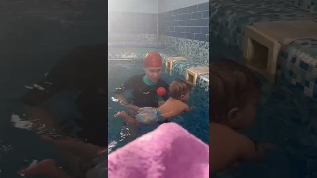 Учимся плавать 🏊 с младенчества.