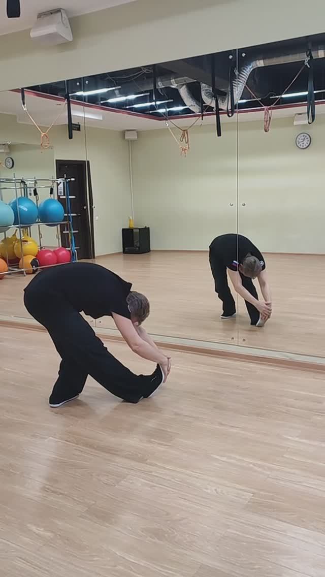 Охватить ладонями стопу Будды