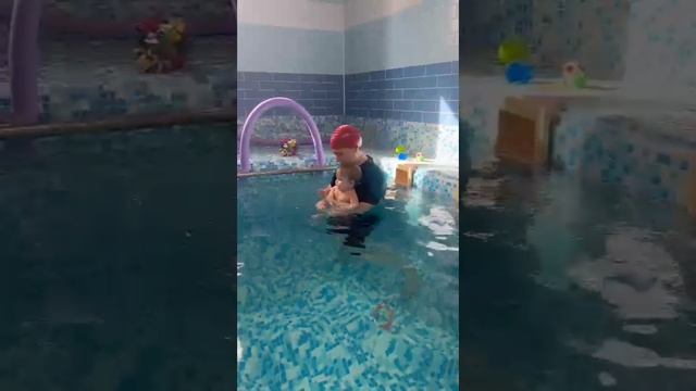 Младенец 👶учиться плавать🤿