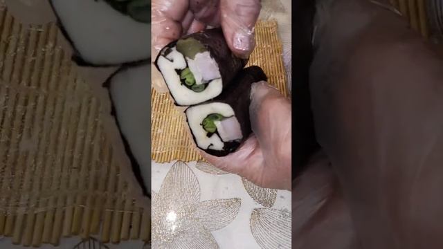 Где то японец  со стула упал . Роллы по русски.