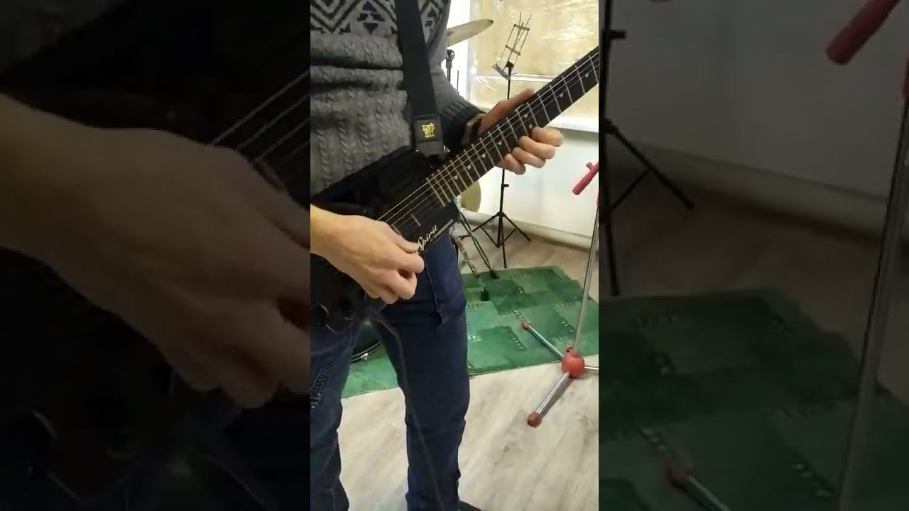 Зацепился медиатором за струну...
