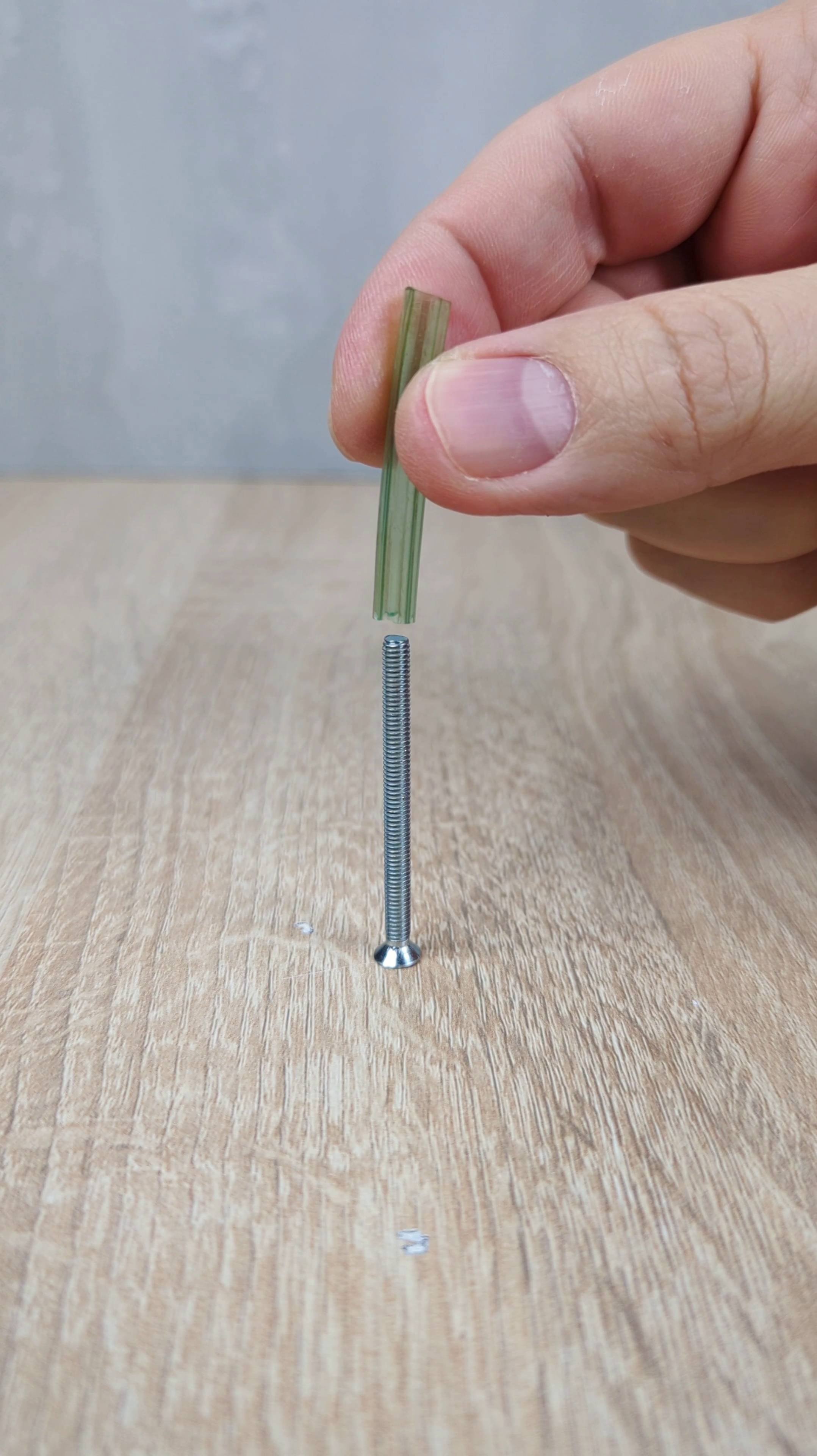 Обязательно запомните эту хитрость! Как забить гвоздь, чтобы не повредить кабель канал