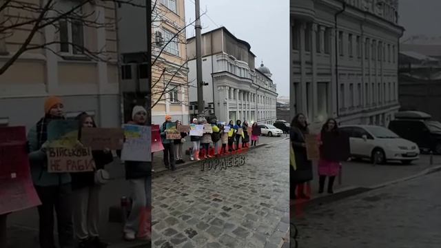 "Армия - не рабство, военные - не рабы" - с такими лозунгами в незалежной прошли митинги