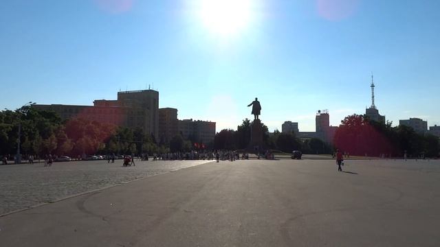 Красные флаги в Харькове на пл. Свободы 06.07.14.