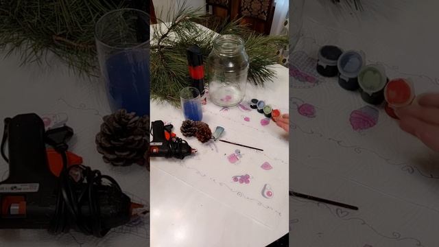 Украшаем дом ветками и шишками... по крайне мере пытаемся
