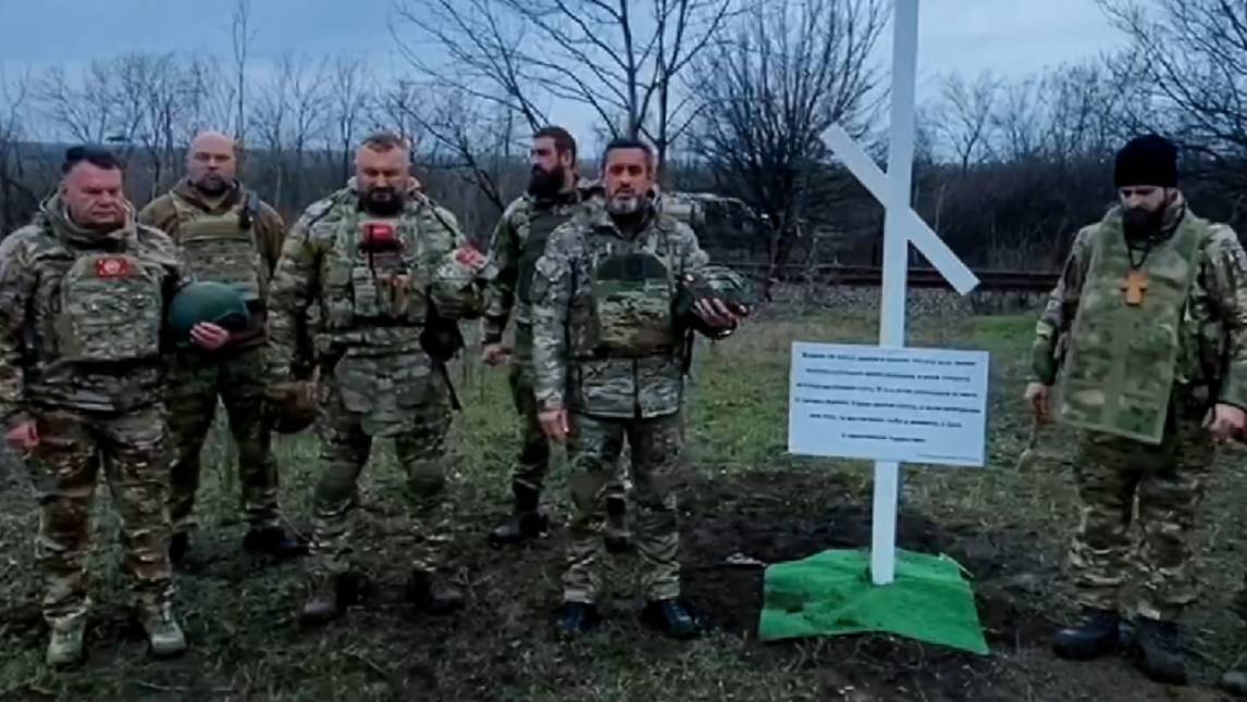 «Символ веры и победы»: казачий поклонный крест установили на месте недавних боев в ДНР