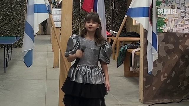 Поздравили с новогодними праздниками, угостили сладостями и порадовали ярким концертом