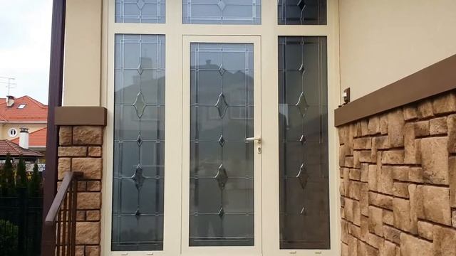 Входная группа с витражами из протяжки и хрусталиков.