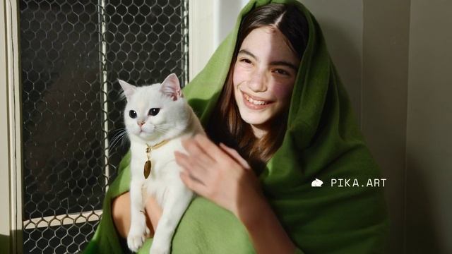 Девушка с котом