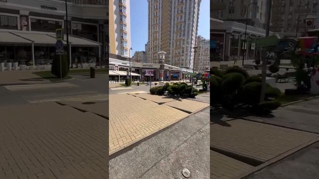 10 подъезд, пешком.