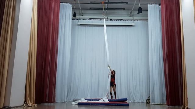 Галиева Арина. Воздушная гимнастика на полотнах.