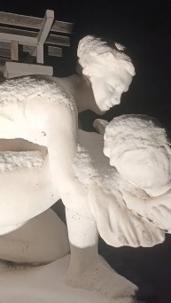 Красивая скульптура у пруда...