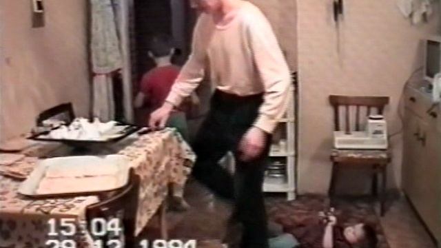 1994.12.29 Бабушка НИНА Олег готовит ТОРТ на РАБОТУ МВД 07-54