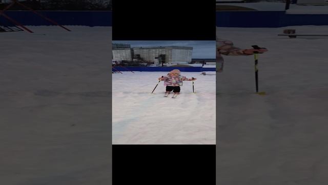 Впервые на лыжах. 5 лет.