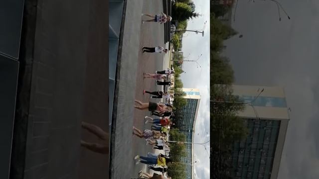 Репетиция флешмоба "Вперед Россия!" в "Арт сквере", который пройдет 12.06.2022 в г. Новокузнецке.