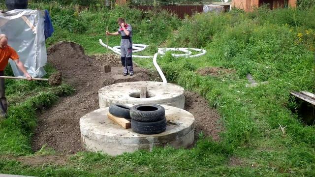 укладка дренажной трубы в фильтр септика из известковой щебенки