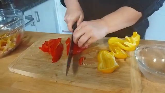 Салат с куриной грудкой и болгарским перцем