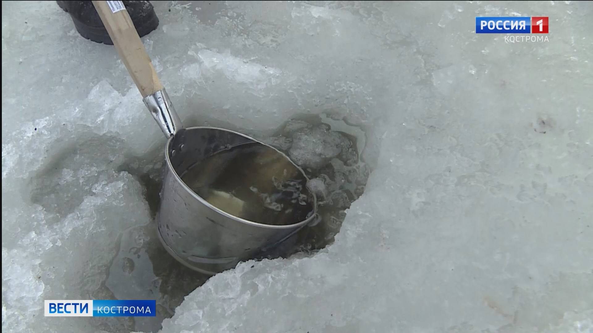 В местах крещенских купаний в Костроме проверили лёд и взяли воду для анализа