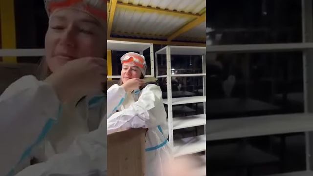Самое трогательное видео дня: лебедь обнял свою спасительницу в Анапе