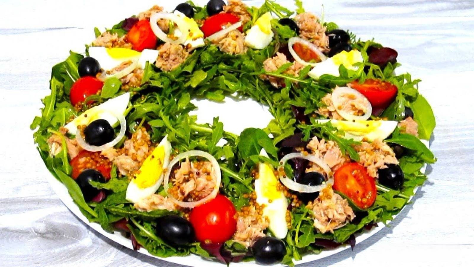 Очень вкусный салат с тунцом и овощами без майонеза. Свежий и лёгкий.