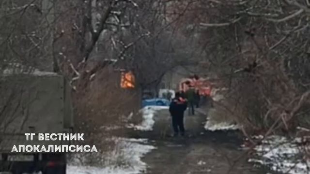 В результате падения обломков в Макеевке фиксируется возгорание на территории частного дома