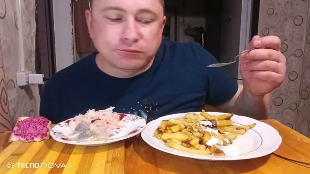 мукбанг/обжор/жареная картошка,селёдка,бутерброды со свёклой/