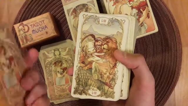 REVIEW - Tarot Mucha - Lo Scarabeo