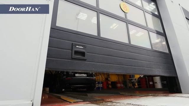 Отзыв о продукции концерна DoorHan. Секционные ворота с панорамным остеклением. Сеть автотехцентров,