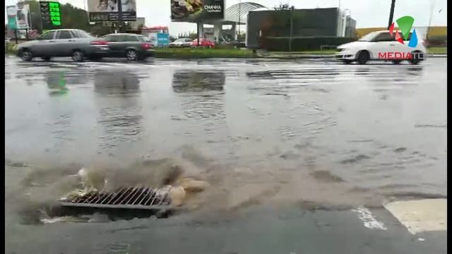 Затопило пішохідний перехід на Збаразькому кільці