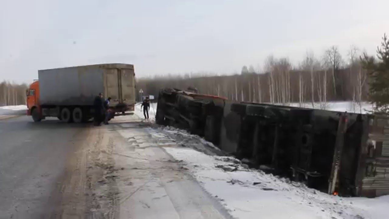 Сказочные долбоклюи переворачивают фуру на глазах у изумленной публики. Смеяться тут.