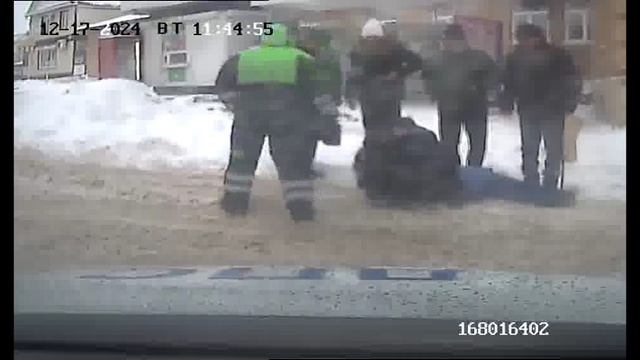В Бугуруслане инспекторы ДПС оказали помощь женщине, потерявшей сознание
