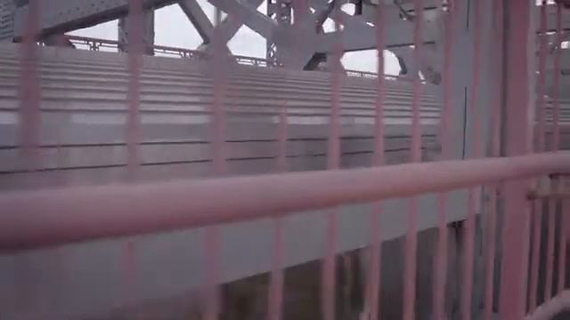 Велосипедистка с портативной колонкой от Elecwear