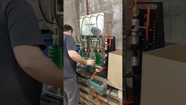 Розлив хлореллы на аппарате розлива Fillermatic Gravity