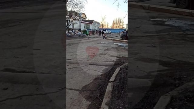 Люди своими силами освободили проезжую часть от упавшего столба в микрорайоне Текстильщик в Донецке