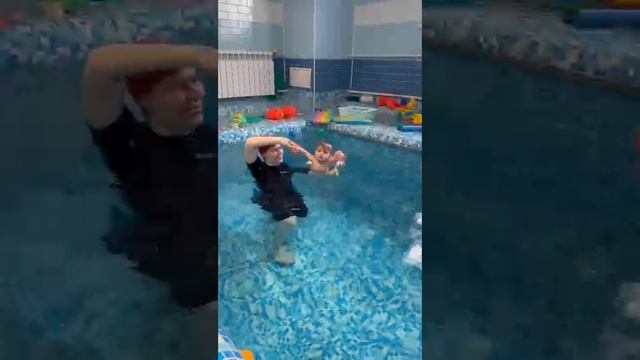 Учимся плавать 🏊 с младенчества. Часть 3.