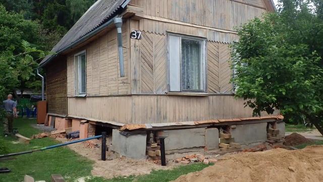Вывешивание дома для замены фундамента.