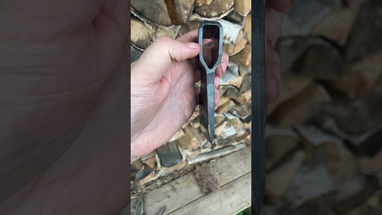 Топорик в наличии.