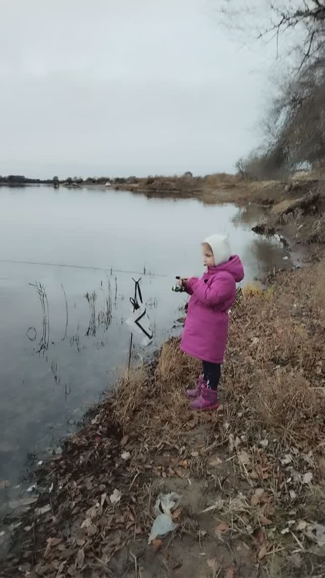 Первый окунь Маруси.