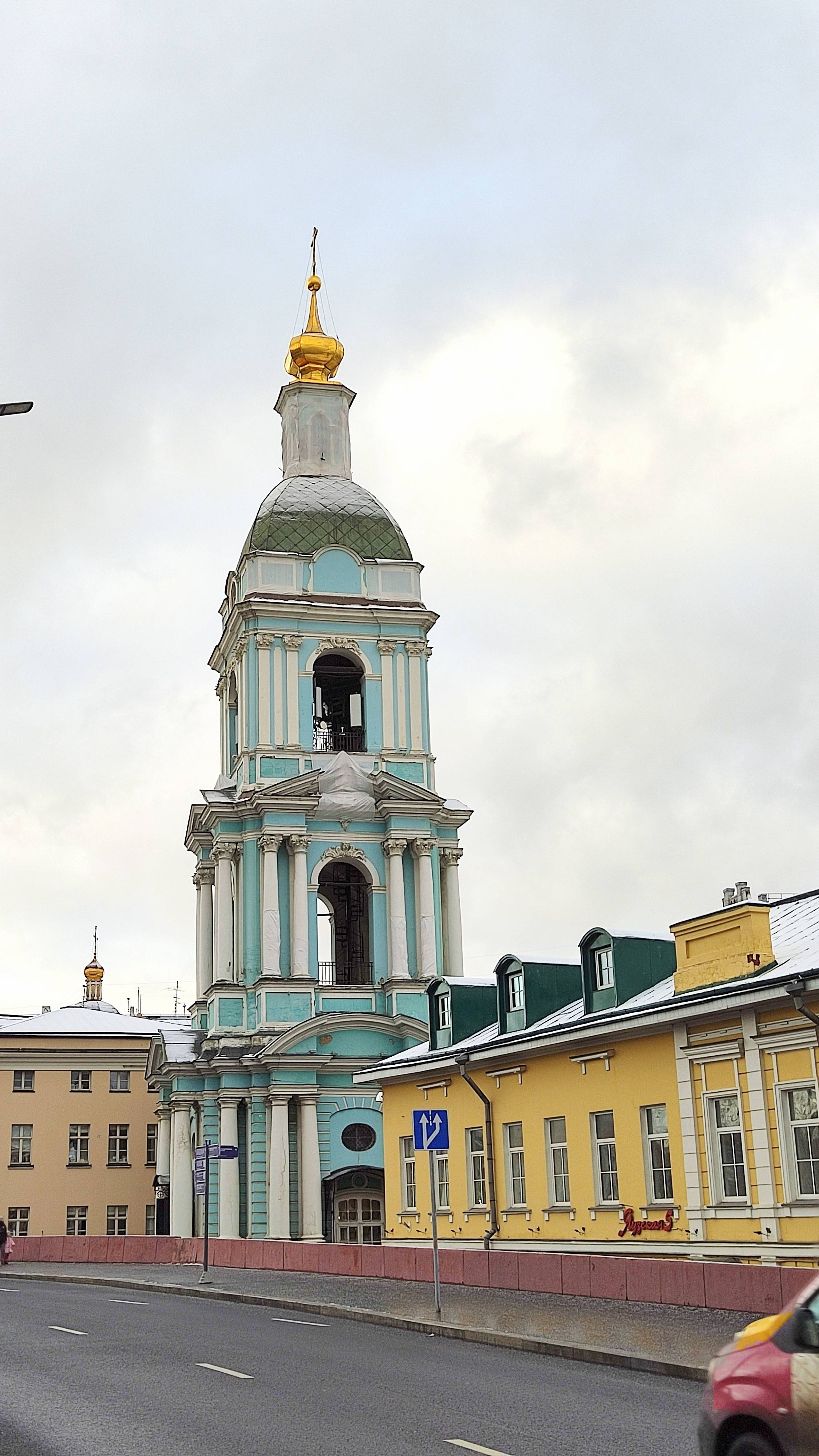 Колокольня Храма Живоначальной Троицы в Серебряниках. Москва 24.11.2024