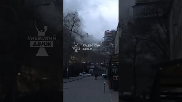 🔥 На Крещатике в Киеве загорелась электрическая подстанция

Электроподстанция горит в центре Киева