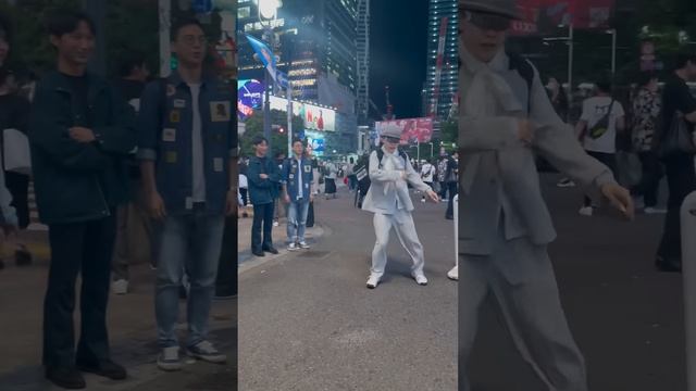 【バズって2000万回再生された踊る配達員】ロボモン