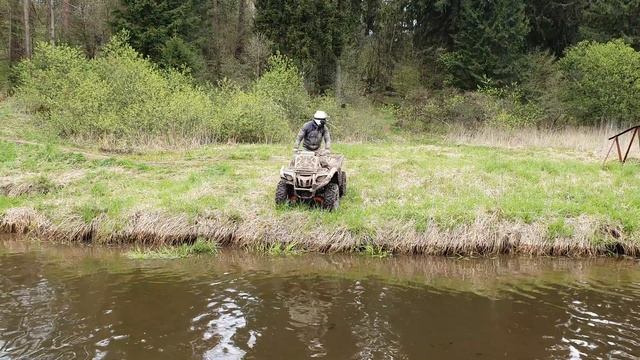 Yamaha grizzly 700 jumps into the river/ямаха гризли 700 прыгает в реку