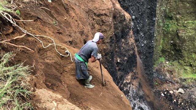 Строительство, шахтёрам нужно осторожно копать песок на утёсах